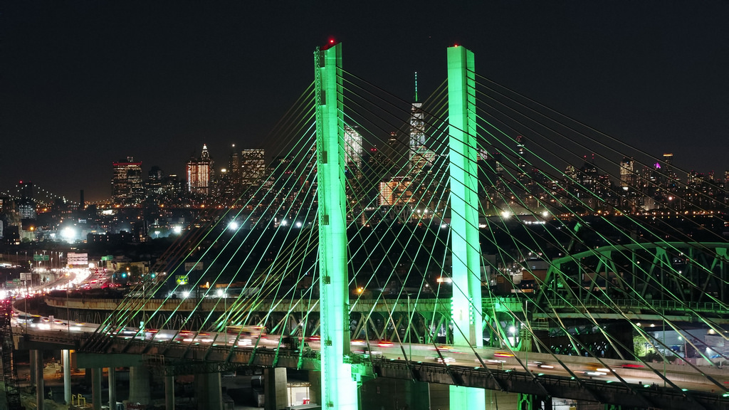 Early Addition: Theyre auctioning off Cuomos unused bridge lights