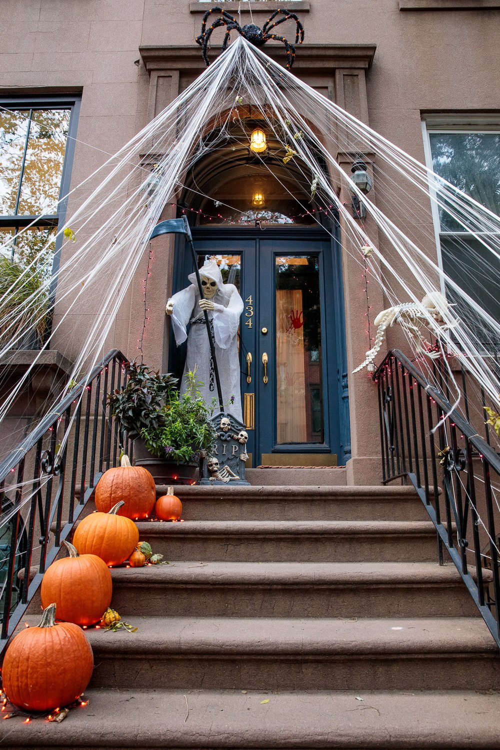 01bc516cccarrollgardenscobblehillhalloweendecorations-61-jpg.jpeg