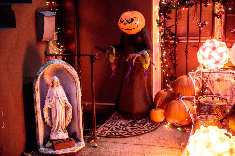02ef4b100carrollgardenscobblehillhalloweendecorations-92-jpg.jpeg