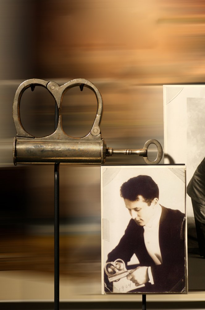 07213ed0b1-mirror-cuffs-display-jpg.jpeg Handcuffs used by Harry Houdini for the London Daily Mirror challenge, 1904. (Photo by Homer Liwag)