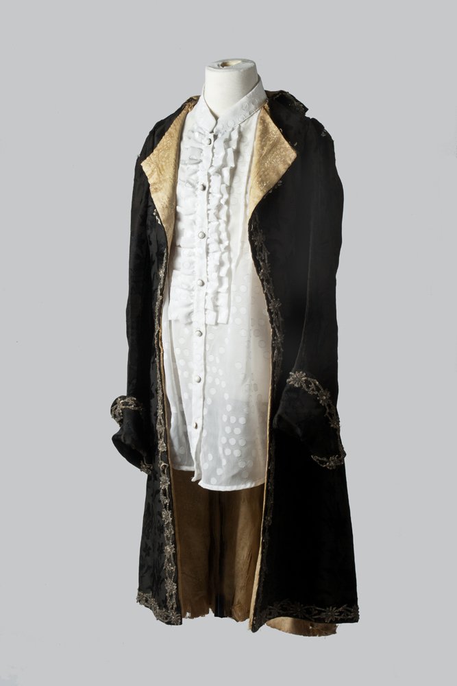 08b08196e7-besshoudinicostume-jpg.jpeg Stage costume worn by Beatrice Houdini, early 1900s. Copperfield Collection. (Photo: Glenn Castellano)