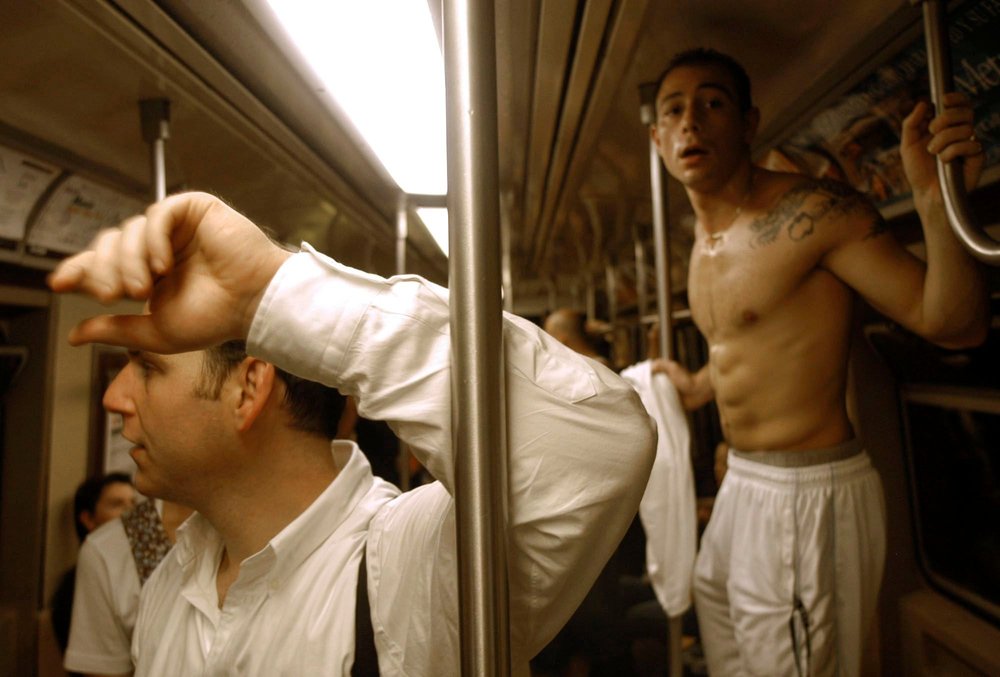 Passengers waiting on a subway on August 14, 2003 (Robbie Bailey/AP/Shutterstock)