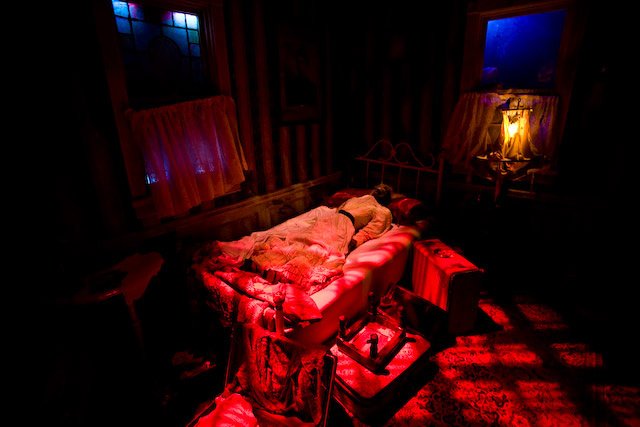 101410gravesend.jpg The Gravesend Inn Haunted Hotel (Brooklyn)Remember the Halloweens of yesteryear with scarecrows made of straw, ketchup blood, and haunted houses where actual people scared the living daylights out of you? Prehistoric timesâ¦This Halloween, experience City Techâs Gravesend Inn, the high-tech haunted hotel marvel thatâs sure to give you nightmares well into the month of November. Theatreworksâ attraction employs the same state of the art technology used by Disney with censors that take cues from the spectators, making the experience truly an interactive one. Performances take place October 21st through the 23rd, and the 28th through the 31st, at the Voorhees Theatre, located at 186 Jay Street, Brooklyn. Admission is $6 for adults and $4 for students with ID.