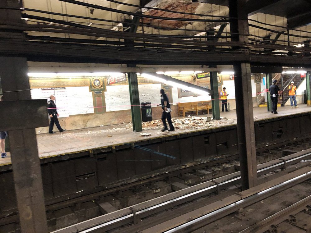 1149c1e1cdgkimsovqaabcv3-jpg.jpeg The ceiling after it fell on Wednesday, June 20, 2018
(Photograph by <a href="https://twitter.com/wmmiv/status/1009519578450464771">William Meyer</a>)