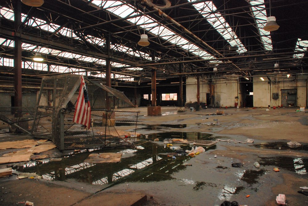 In 2008, 50 Kent Avenue was home to a NYC Sanitation Department garage and, prior to that, the Williamsburg Works Manufactured Gas Plant. After the sanitation garage was demolished, the site was used for several years as a location for the Brooklyn Flea Market and outdoor music shows.