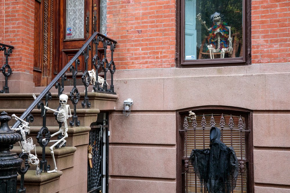 1296aee47carrollgardenscobblehillhalloweendecorations-16-jpg.jpeg