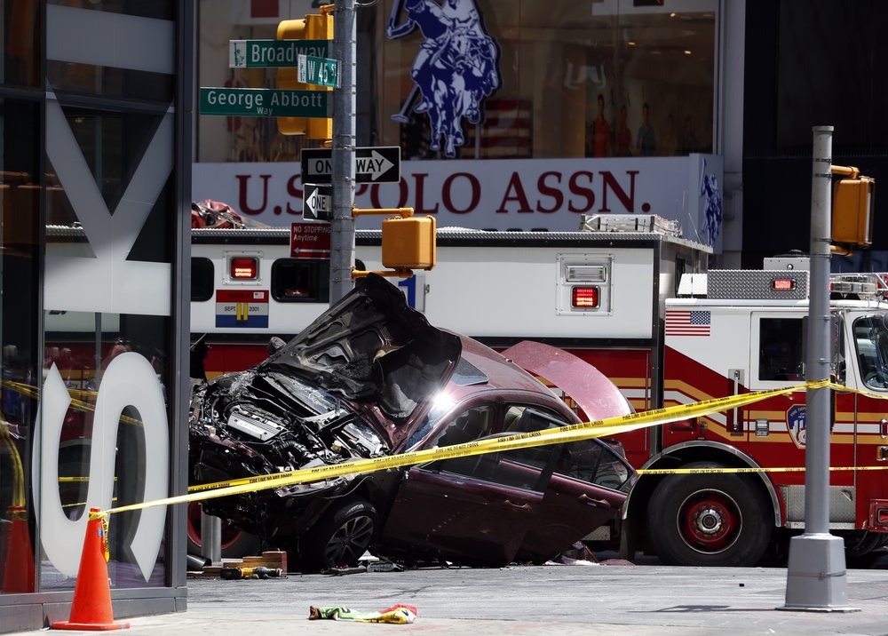 1782a4375times-square-crash_chun-jpg.jpeg (AP)