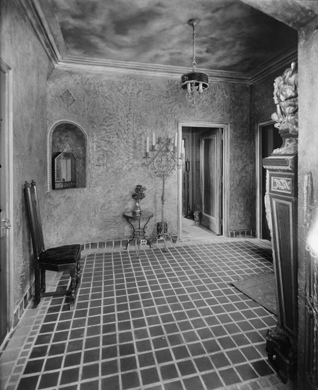 17aptlobby1112.jpeg "37-41 West 86th Street. Hotel Hortense, Margolies Apartment, on roof. Entrance lobby to apartment. 8/17/1927."