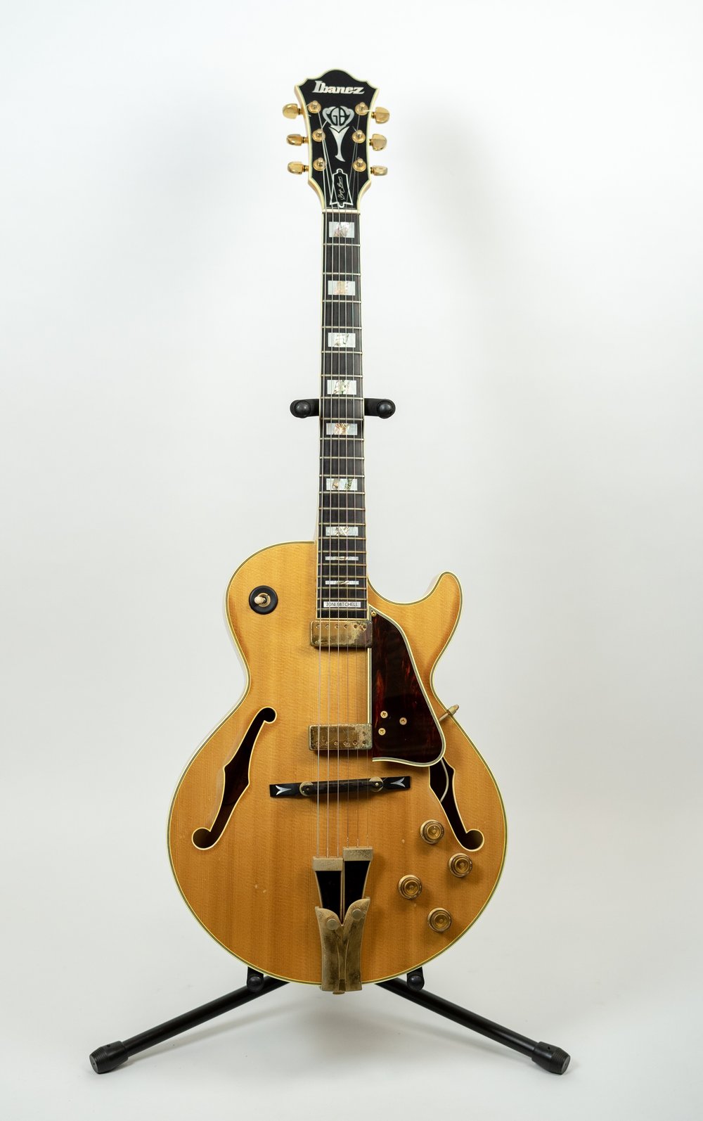 187af06d4gb10nt-george-benson-signature_joni-mitchell-jpg.jpeg Joni Mitchell used this Ibanez archtop on the 1979 live album "Shadows and Light" and also on the 1983 Refuge World Tour.