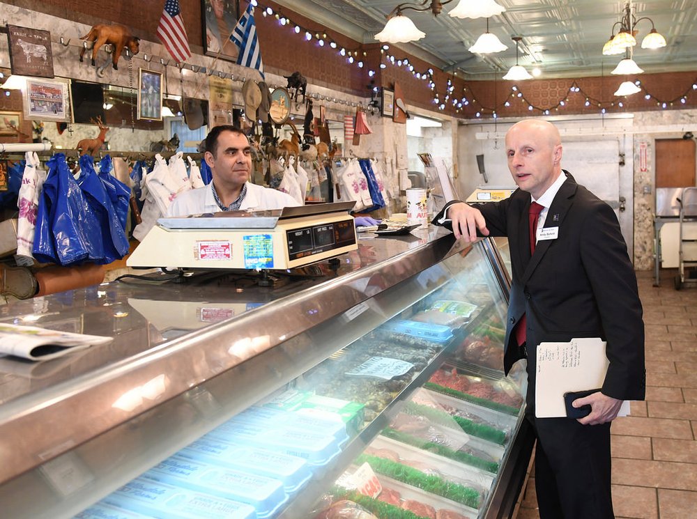 18e25bb0f42957141701_31ca1ecfca_b-jpg.jpeg NYC Transit President Andy Byford at a nearby business<br>(Marc A. Hermann / MTA New York City Transit)
