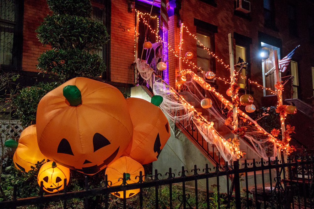 1debb00afcarrollgardenscobblehillhalloweendecorations-00107-jpg.jpeg