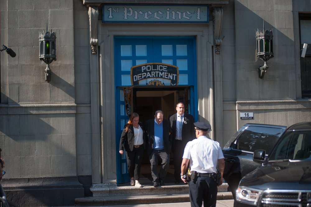 1f0341dae052518_harvey_weinstein_jbn-6-jpg.jpeg Weinstein leaves the First Precinct in handcuffs<br>