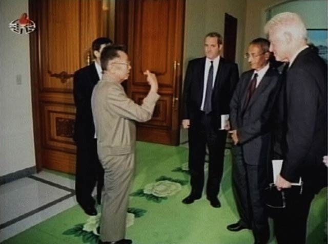2009_08_nkbc3.jpg A TV still of former president Bill Clinton meeting North Korean leader Kim Jong-Il