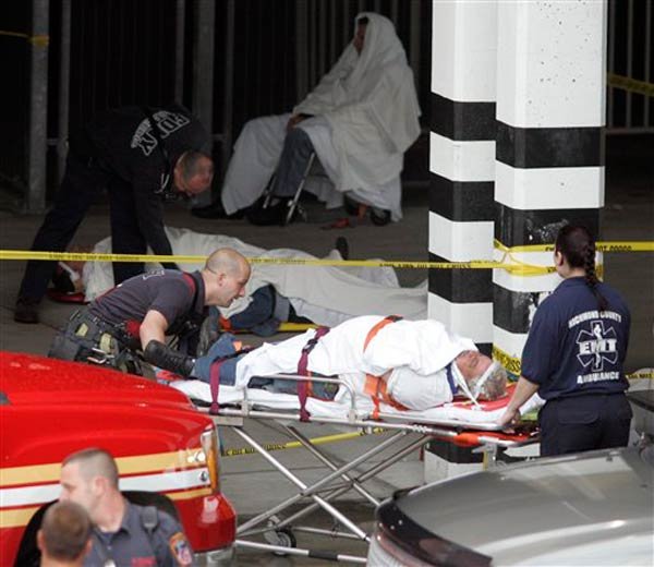 2010_05_sif2.jpg Emergency personnel tend to the wounded