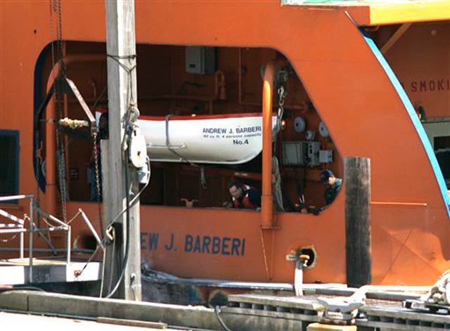 2010_05_sif5.jpg A worker inspects damage