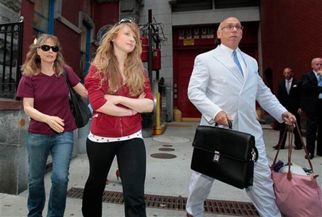 2010_07_carog1.jpg Caroline Giuliani, with mother Donna Hanover on the right and lawyer Michael Bachner