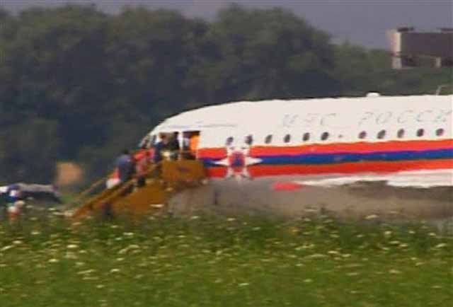 Image of unidentified people ascending stairs of a Russian plane in Vienna