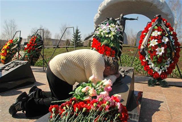 2011_04_chern1.jpg Vera Toptunova, the mother of Leonid Toptunov, who was a senior reactor control engineer at the Reactor No.4 of the Chernobyl nuclear plant when it exploded on April 26, 1986, mourns over his grave at Mitino cemetery in Moscow, Russia.
