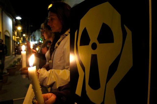 2011_04_chern3.jpg Greek and Turkish anti-nuclear activists hold candles and banners during a rally to mark the 25th anniversary of the Chernobyl nuclear accident at Ledras street at the U.N buffer zone in Nicosia, Cyprus.