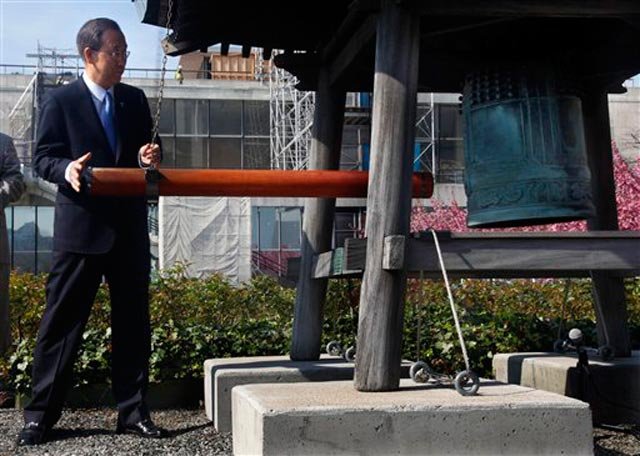 2011_04_chern4.jpg UN Secretary-General Ban-ki Moon strikes the peace bell at the U.N.