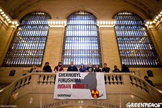 2011_04_chern7.jpg Greenpeace activists at Grand Central Terminal today