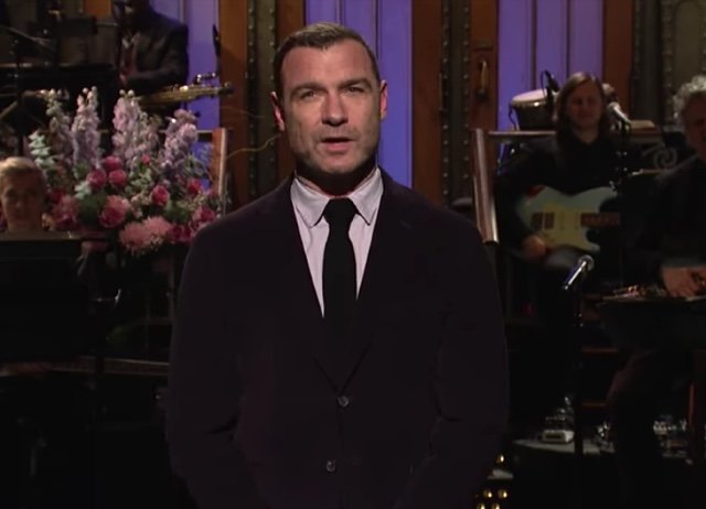 2018_11_lievmono.jpg This guy is hosting SNL?