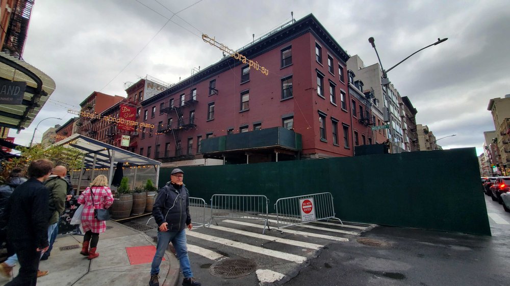 Building at Grand St and Mulberry St in Mahattan after a partial collapse