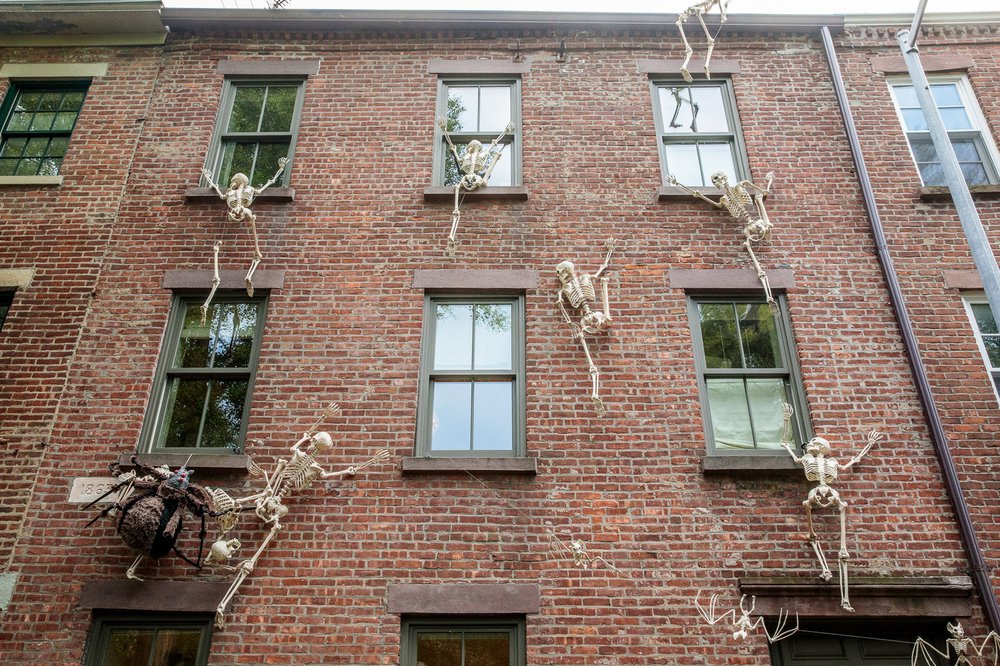 23489ee90carrollgardenscobblehillhalloweendecorations-32-jpg.jpeg