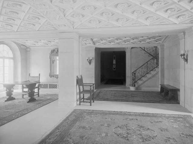 24aptlobby1112.jpeg "Broadway between 89th and 90th Streets. Astor Court, entrance hallway. 1915."