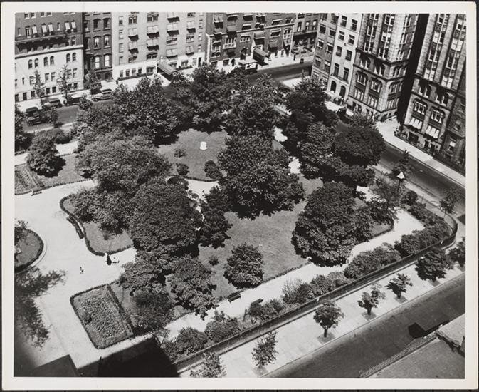 25a589412gramercy-park-1944-mcny-90-28-30-jpg.jpeg Gramercy Park, 1944. <br/>