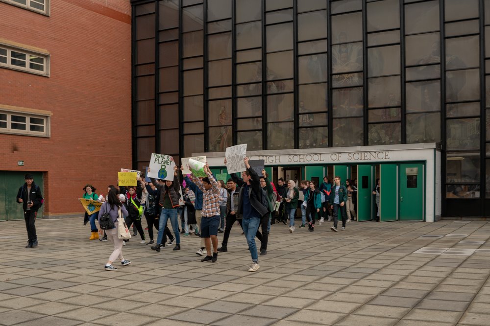 25efc4e1adsc01096-jpg.jpeg Students walking out of Bronx Science High School (<a href="http://dispatch.nyc/">David "Dee" Delgado</a> / Gothamist)