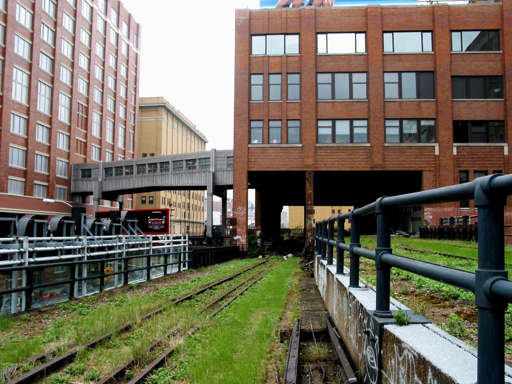 2ca8f78f12002l-jpg.jpeg Spring 2002: the 15th Street side of the tunnel. Note the two levels of tracks. (Jake Dobkin)