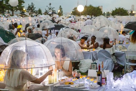 2d7b7e50bdinnerenblanc-75-jpg.jpeg