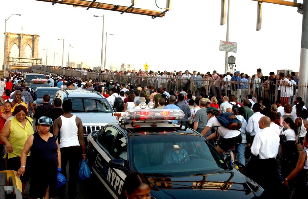 People leave by foot via the Brooklyn Bridge on August 14, 2003 ( Dan Callister/Shutterstock)