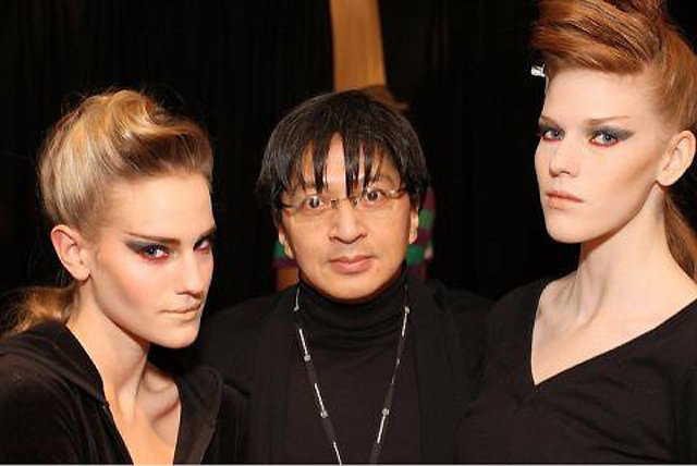 Aristeo Tengco, flanked by two models