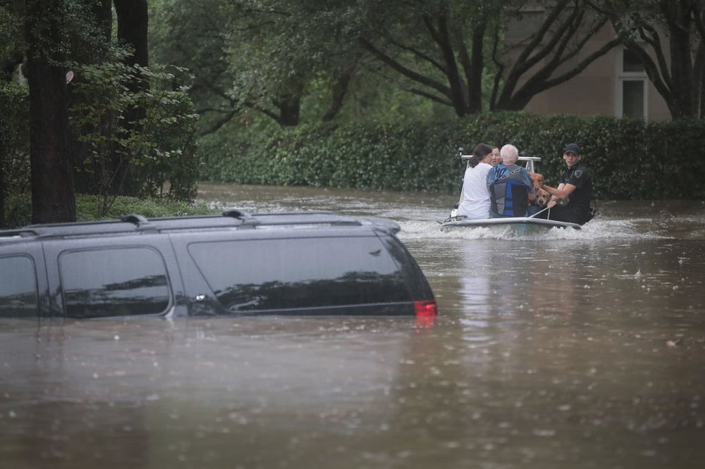 326b728fagettyimages-839916726-jpg.jpeg : Volunteers and officers from the neiborhood security patrol help to rescue residents in the upscale River Oaks neighborhood after it was inundated with flooding from Hurricane Harvey on August 27, 2017 in Houston, Texas.<br>