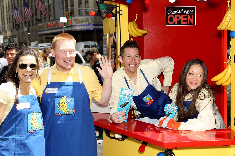 3278d595f.jpeg Apron-sewn Maggie Rulli and Chris McKenna (Netflix)