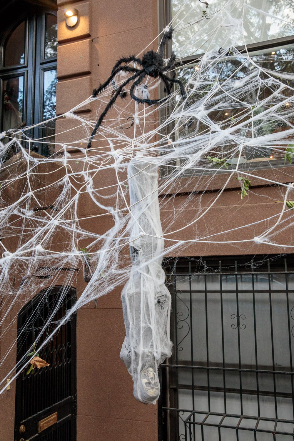 366fa1f96carrollgardenscobblehillhalloweendecorations-55-jpg.jpeg