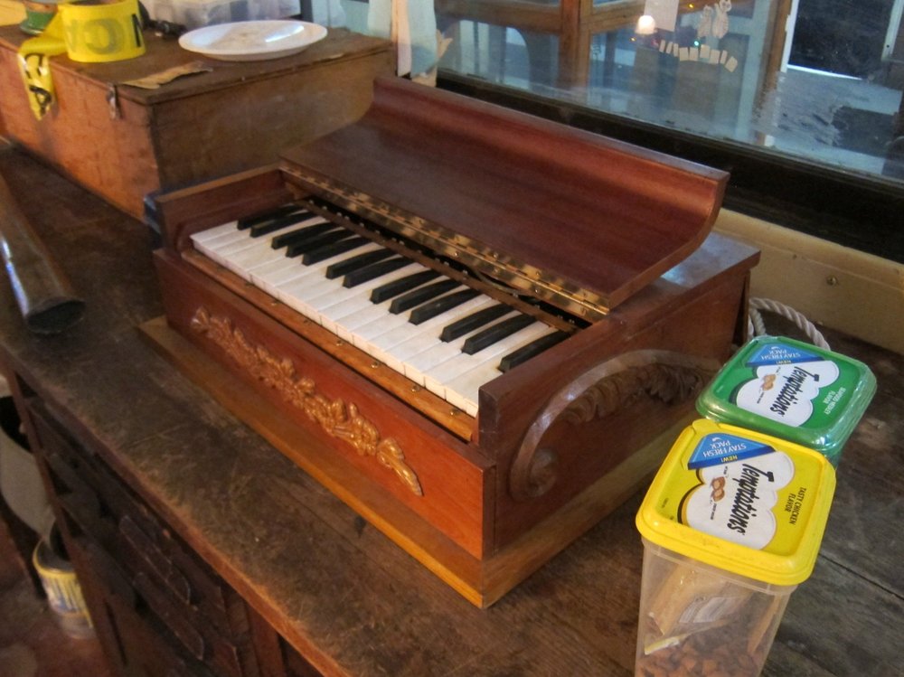 3750cd805.jpeg The calliope keyboard; the Pratt cat's food<br/>