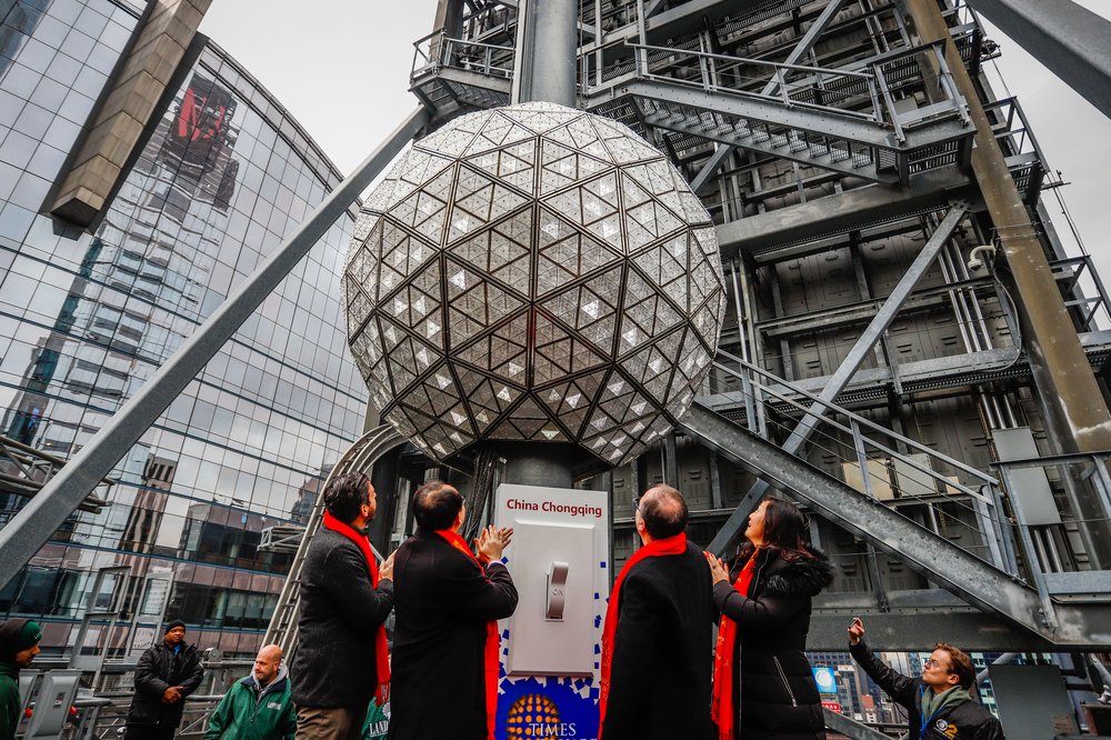 39bfbfb2cshutterstock_10043753b-jpg.jpeg Times Square New Year's Eve organizers watch the ball ascend during a test on December 30, 2018 (Vanessa Carvalho/Shutterstock)