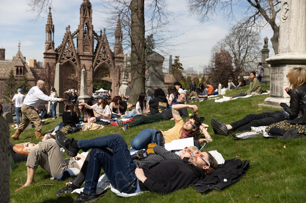 3M3A8769.jpg People watch the solar eclipse at Greenwood Cemetery in Brooklyn, New York on April 8, 2023.