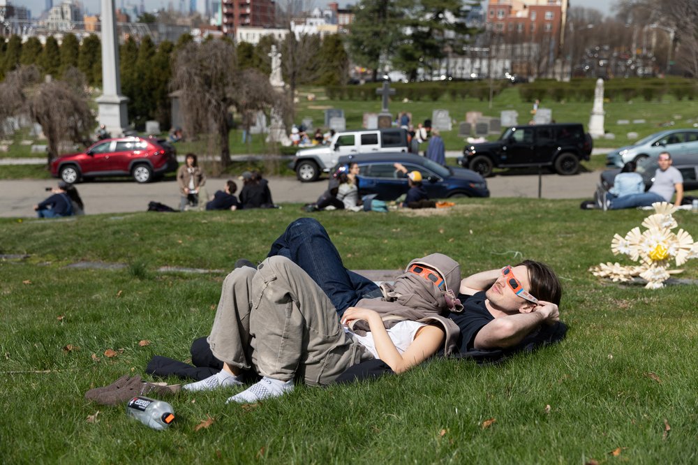 3M3A8792.jpg Nicky and Lukas watch the solar eclipse at Greenwood Cemetery in Brooklyn, New York on April 8, 2023.