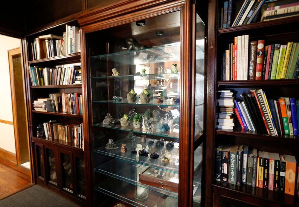 3a619c86f8155173e-jpg.jpeg Built-in bookcases are shown in the boyhood home of Donald Trump.
