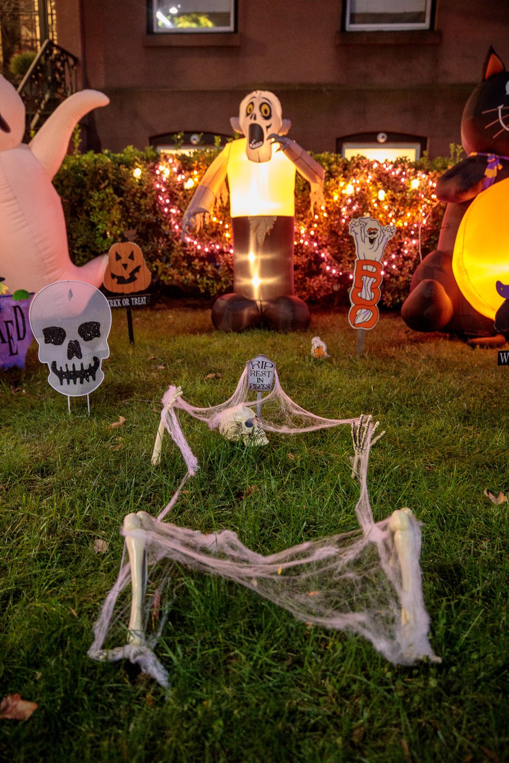 3eba49088carrollgardenscobblehillhalloweendecorations-98-jpg.jpeg