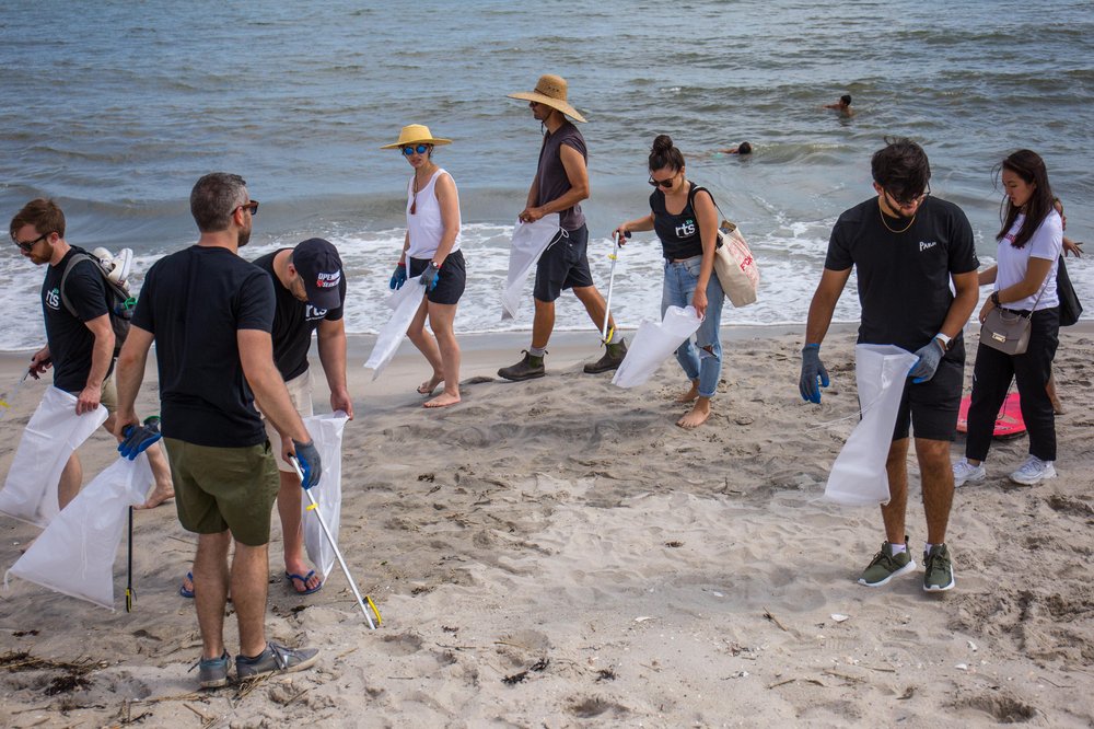 3f4963e5bparlay-42-jpg.jpeg Collecting trash at Rockaway Beach<br>