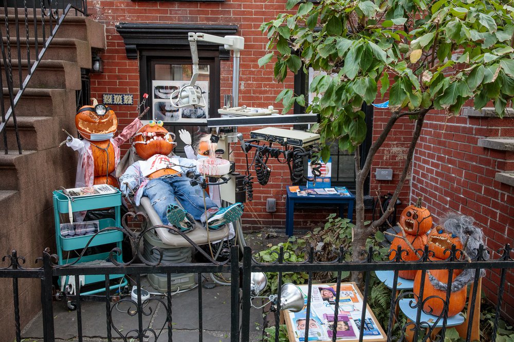 45f32ccb2carrollgardenscobblehillhalloweendecorations-11-jpg.jpeg