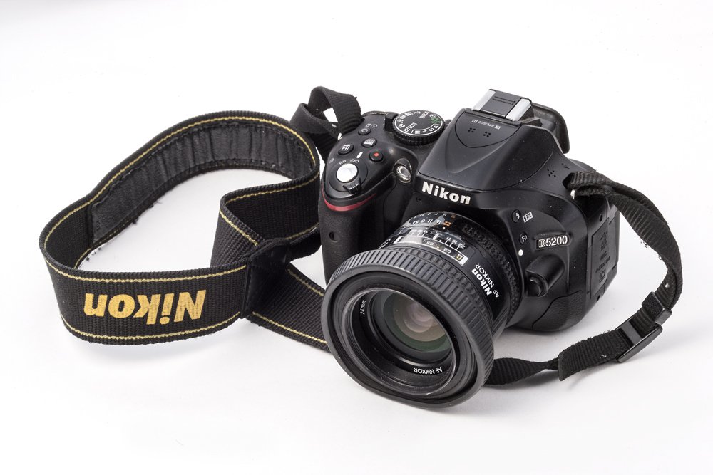4697d91848-nikon-camera-jpg.jpeg Camera (Nikon Model D5200) with 24 mm lens, used by Bill Cunningham, ca. 2012. (New-York Historical Society, Gift of Louise Doktor, 2017.13.3)