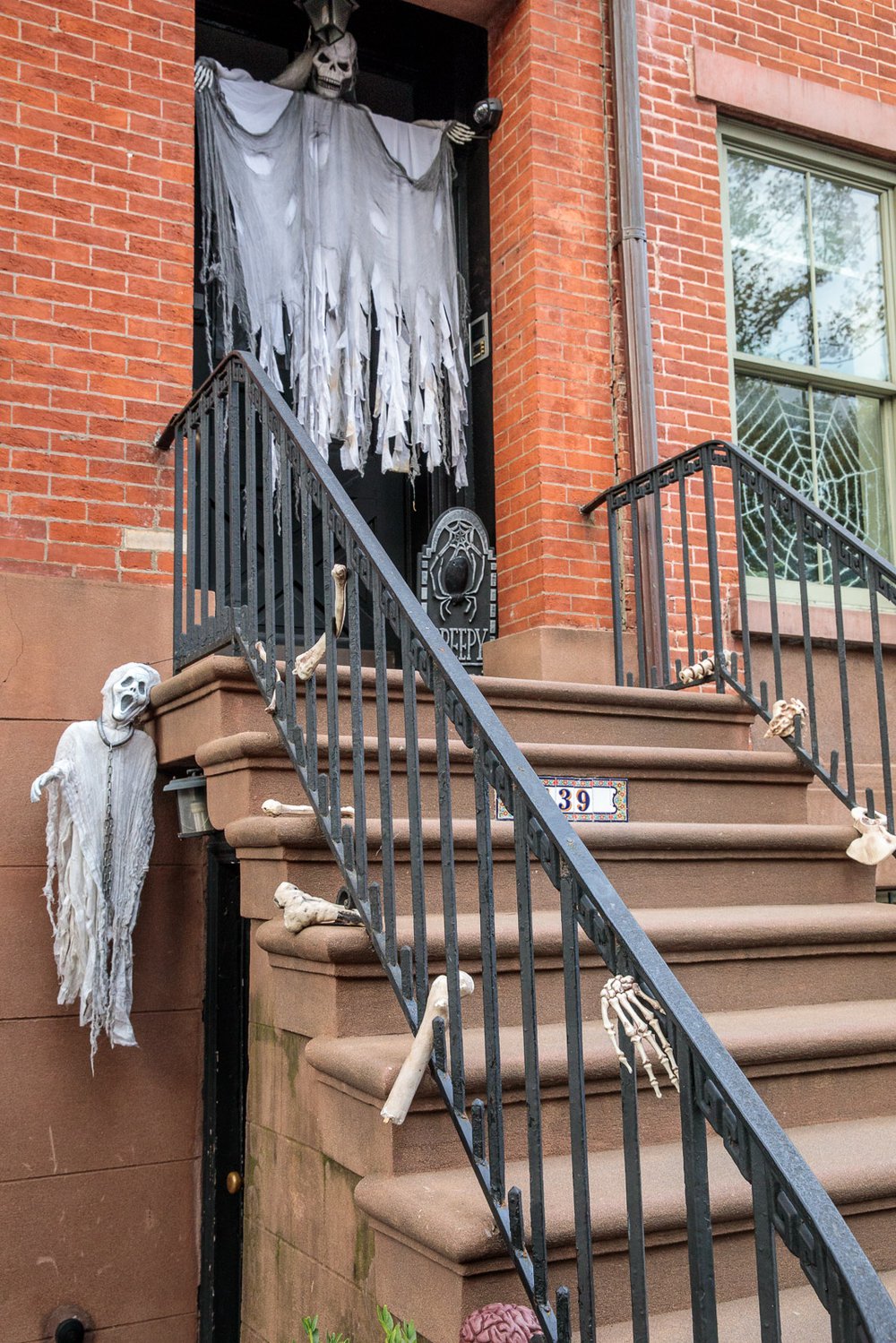 46c53fa01carrollgardenscobblehillhalloweendecorations-51-jpg.jpeg