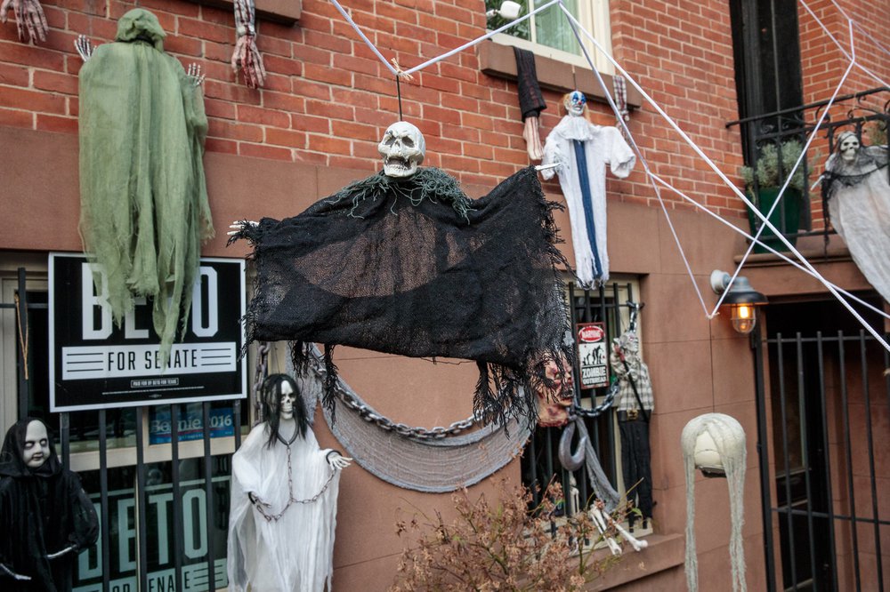 4d4d6c129carrollgardenscobblehillhalloweendecorations-48-jpg.jpeg