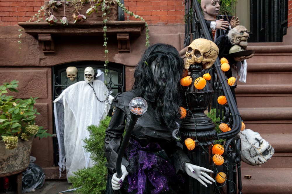 4efcce4b7carrollgardenscobblehillhalloweendecorations-20-jpg.jpeg
